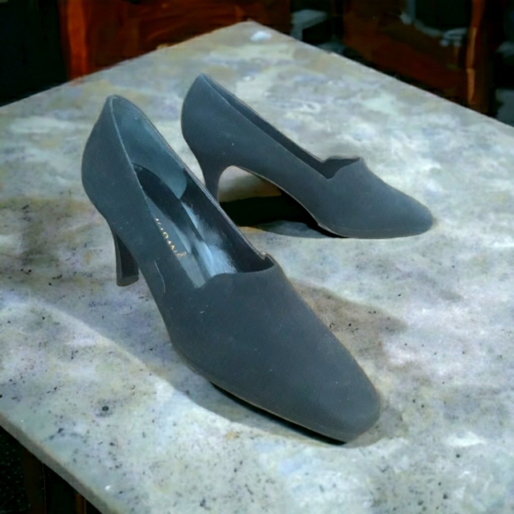 Donna Karan size 6 black suede